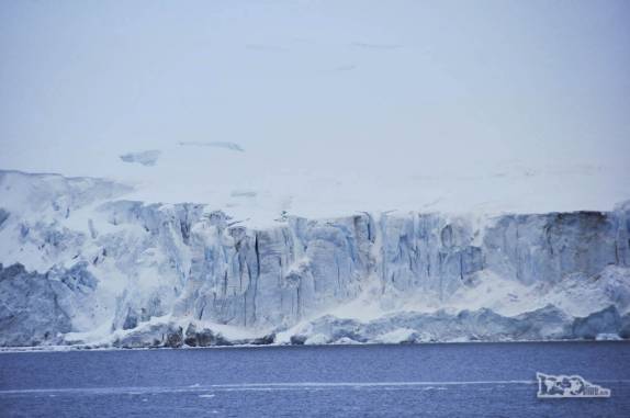 Uma enorme geleira na ilha em frente à Half Moon Island, na Antártida